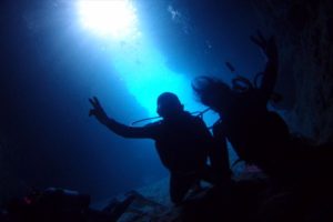 青の洞窟の中のダイビング写真