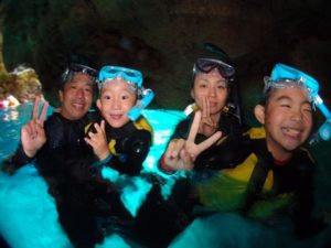 家族で青の洞窟シュノーケル