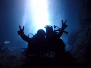 光の反射と青の洞窟