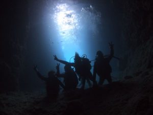 沖縄といえば青の洞窟