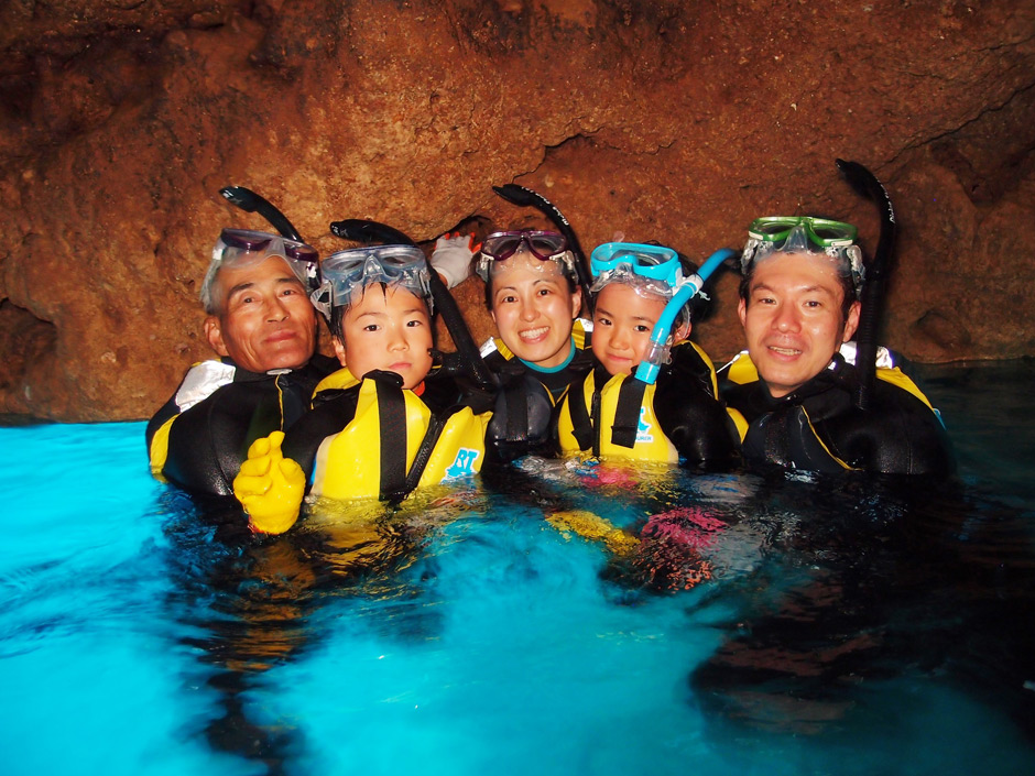 沖縄 青の洞窟シュノーケルツアー　人気 No.1　青の洞窟の中　水面の青と人物写真