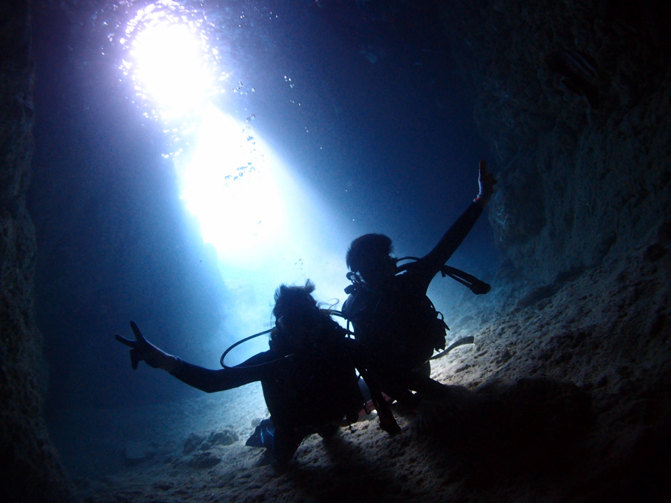 沖縄 青の洞窟ダイビングツアー　人気 No.1　青の洞窟の中　シルエット写真