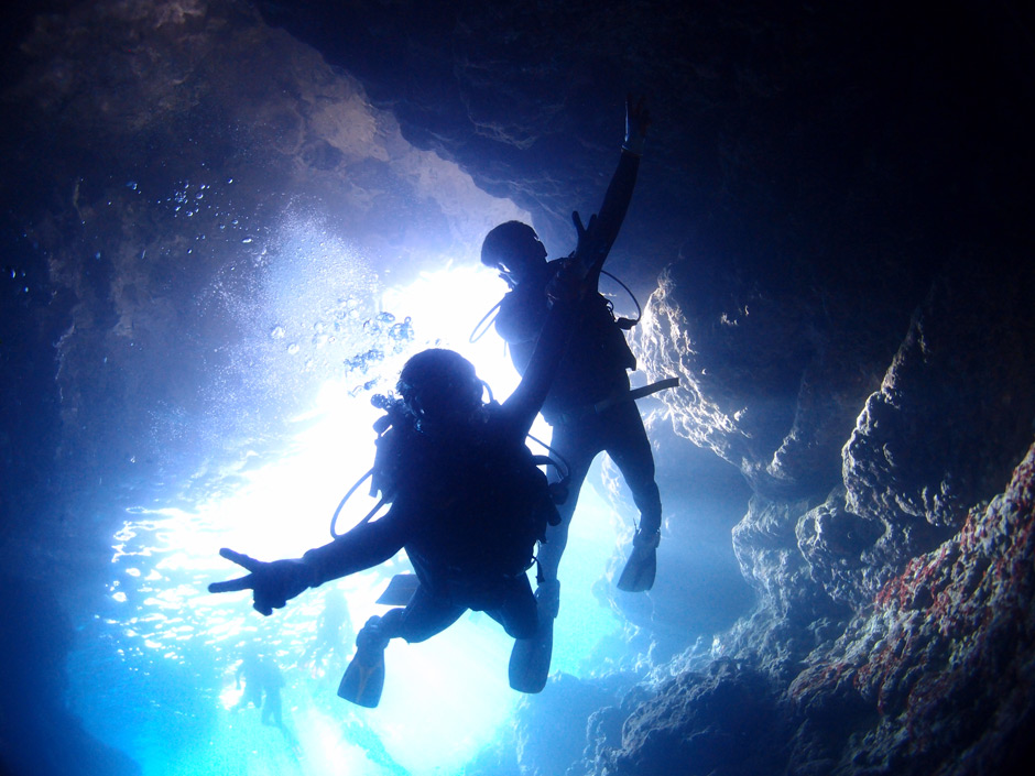 沖縄 青の洞窟ダイビングツアー　人気 No.2　青の洞窟の入口　シルエット写真