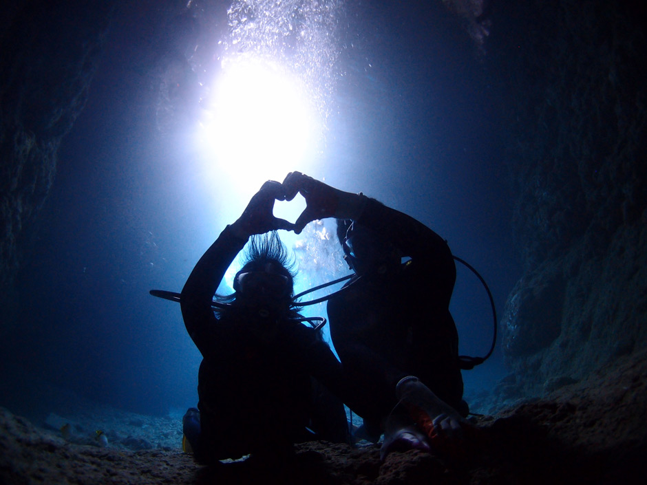 沖縄 青の洞窟ダイビングツアー　人気 No.3　青の洞窟の中　ハートのシルエット写真