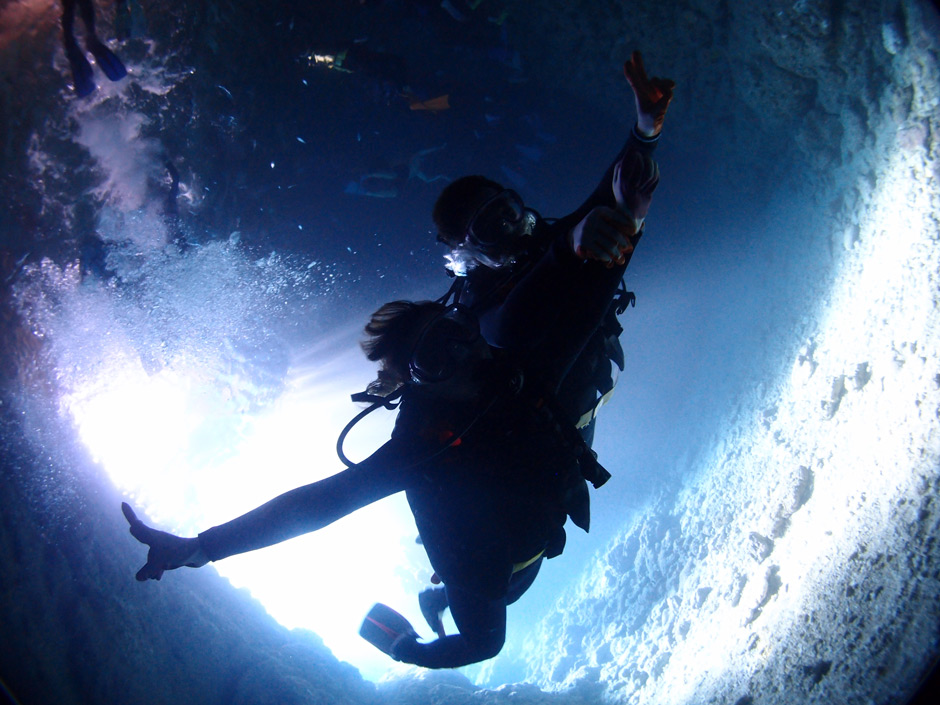 沖縄 青の洞窟ダイビングツアー　人気 No.4　青の洞窟の中　泳ぎながらのシルエット写真