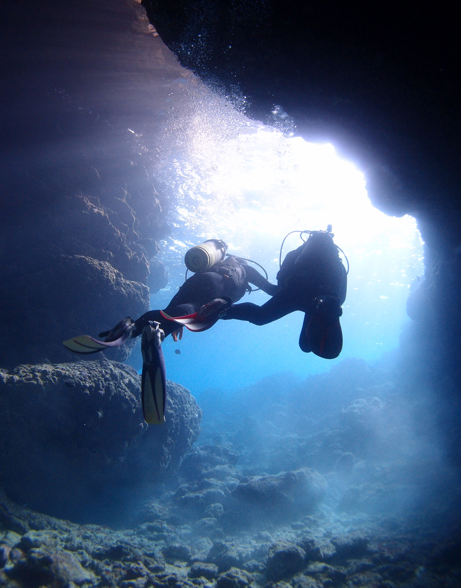 沖縄 青の洞窟ダイビングツアー　人気 No.5　青の洞窟出口　シルエット写真